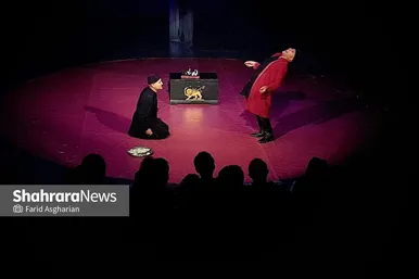 عکس‌هایی از نمایش «آداب شکار روباه»؛ از سایه شاه تا سایه قتل در مشهد