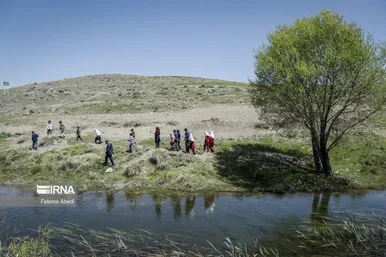 معلم و بچه‌های روستای بیاتان سوخته
