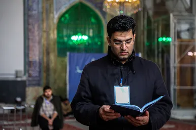 آیین معنوی اعتکاف در حرم امام رضا (ع)
