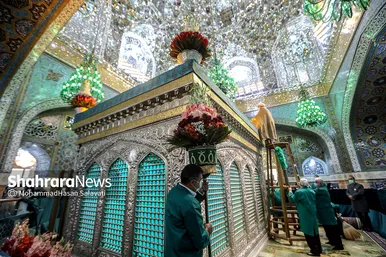آیین تعویض گل‌های ضریح مطهر رضوی
