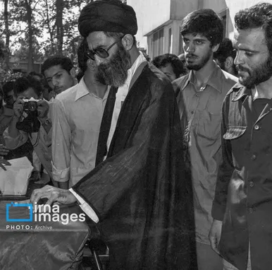 گزارش تصویری | رهبر انقلاب در دوران تصدی شورای عالی دفاع ملی (۱۳۶۰ - ۱۳۵۸)