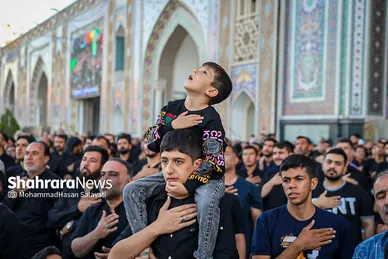 تصاویری از آئین چهارپایه خوانی عصر شهادت امام رضا (ع) در حرم مطهر رضوی