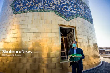 آیین تعویض پرچم گنبد منور حرم مطهر رضوی
