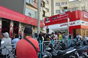 تجمع دوباره هواداران پرسپولیس مقابل بانک شهر