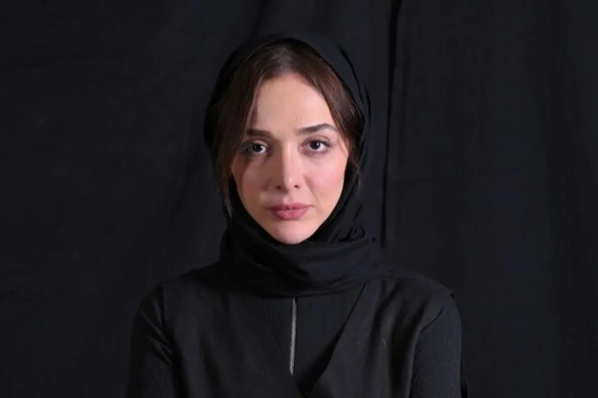 المیرا دهقانی در کنار فرهاد آئیش روی صحنه می‌رود