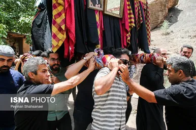 محرم ۱۴۰۴ | عکس‌هایی از نخل‌گردانی روز عاشورا در روستای تاریخی ابیانه - اصفهان