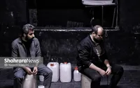 وقتی تئاتر آیینه رنج می‌شود | روایتی از واقعیت در نمایش زهرماری که این روز‌ها روی صحنه تماشاخانه مایان مشهد است