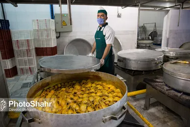 آماده سازی غذای متبرک مهمانسرای حضرت رضا (ع)