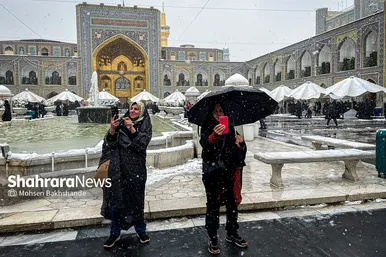 بارش اولین برف پاییزی در حرم مطهر رضوی