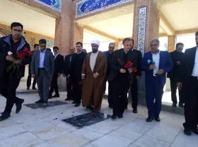 ادای احترام استاندار خراسان رضوی به مقام شامخ شهدا در سرخس