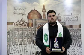نایب قهرمان وزنه&zwnj;برداری جوانان جهان مدال خود را به موزه رضوی اهدا کرد