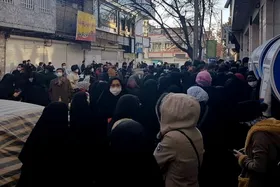 تجمع مهاجران افغانستانی برای رفع مسدودیت کارت بانکی&zwnj;شان + فیلم