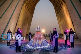 جشنواره &laquo;هنر ایران زمین&raquo; با رونمایی از لباس &laquo;ایران&zwnj;دخت&raquo; افتتاح شد (۲۸ اذر ۱۴۰۳)