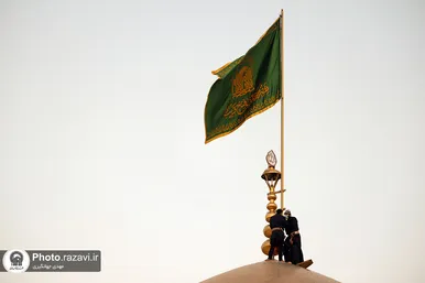 تعویض پرچم گنبد و پوش ضریح مطهر حرم رضوی همزمان با سوم ربیع الاول