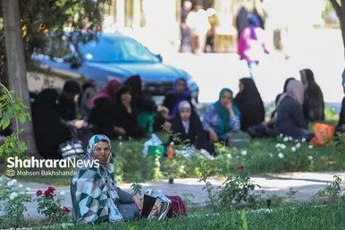 مادران انتظار | عکس‌هایی از مادران کنکوری‌ها پشت درهای بسته