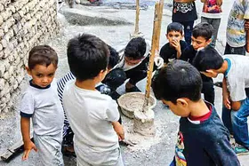 این روز&zwnj;ها بچه&zwnj;های قد و نیم قد خیابان رسالت ۸۱  پای کار برپایی ایستگاه صلواتی هستند