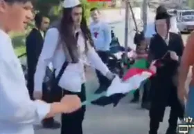 ویدئو | اهانت صهیونیست&zwnj;ها به پرچم فلسطینیان