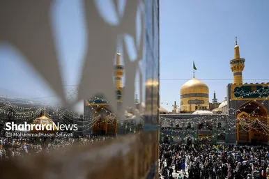 گزارش تصویری | تعویض پرچم گنبد حرم مطهر رضوی به مناسبت میلاد امام رضا(ع)