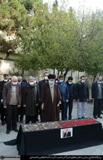 اقامه نماز رهبر معظم انقلاب بر پیکر عباس شیبانی | دکتر شیبانی به‌‎معنای واقعی کلمه مبارز و مشغول کار و تلاش بود + تصاویر