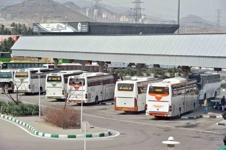 استقبال متفاوت از زائران در پایانه مسافربری مشهد| باید زیارت را برای زائران معنوی‌تر کنیم