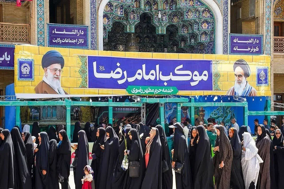 خدمات‌رسانی موکب امام رضا (ع) به زائران قم و شیراز هم زمان با دهه کرامت ۱۴۰۴