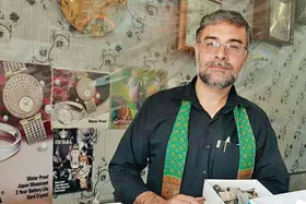 سید جلال، تعمیرکار ساعت در بلوار مفتح مشهد که امانتداری سرلوحه کارش است