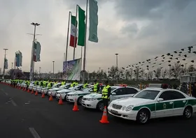 حمله یک شرور با قمه به خودروی پلیس در تهران (۱ اردیبهشت ۱۴۰۳)