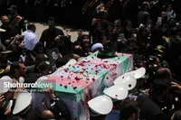 ویدئو | پیکر شهید جمهور در فرودگاه مشهد گل‌باران شد