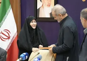 اهدای کتاب &laquo;پاییز آمد&raquo; به رئیس جمهور توسط همسر سردار شهید احمد یوسفی