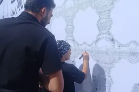 استقبال زائران و مجاوران از نقاشی &laquo;نقطه&zwnj;زنی&raquo; در عرصه میدان شهدای مشهد+ فیلم