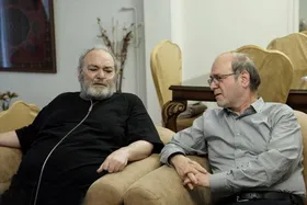 نمایندگان وزیر فرهنگ و ارشاد به عیادت محمد کاسبی رفتند