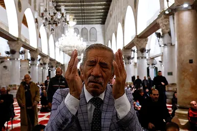 ایستاده در مقابل اشغال
