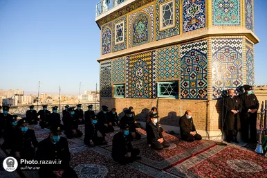 تعویض پرچم گنبد و پوش ضریح مطهر حرم رضوی همزمان با سوم ربیع الاول
