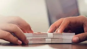 چه کسانی می&zwnj;توانند وام ۱۰۰ میلیون تومانی را بدون ضامن بگیرند؟ + جزئیات (۳ بهمن ماه ۱۴۰۰)