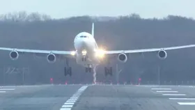 ویدئو| فرود هیجان&zwnj;انگیز ایرباس A340 در فرودگاه