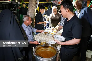 گزارش تصویری | بانوان مشهدی برای مردم حاضر در خیابان ها غذای نذری می پزند