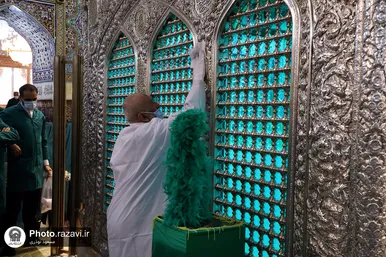 غبارروبی ضریح مطهر رضوی به مناسبت دهه کرامت