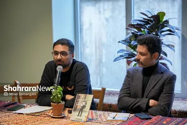 گزارش تصویری | نقد و بررسی کتاب «ناخن کشیدن روی صورت شفیع‌الدین» در کافه کتاب آفتاب مشهد