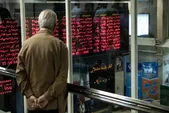 حضور پرشمار افغانستانی‌ها در بورس ایران