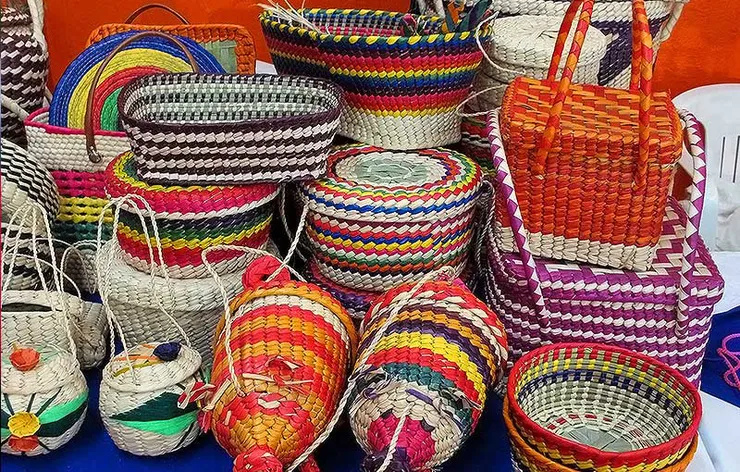 نخستین جمعه بازار رسمی رشته‌های هنری در مشهد راه‌اندازی شد