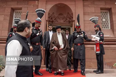 رئیسی به آرامگاه اقبال لاهوری رفت