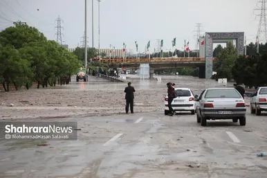 تصاویری از آب گرفتگی در میدان انقلاب اسلامی مشهد (۲۶ اردیبهشت ۱۴۰۳)