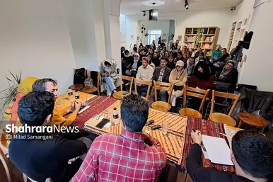 گزارش تصویری | نقد و بررسی کتاب «ناخن کشیدن روی صورت شفیع‌الدین» در کافه کتاب آفتاب مشهد