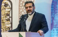 ویدئو | استقبال «حسنین» داور برنامه تلویزیونی محفل در نمایشگاه قرآن از وزیر فرهنگ
