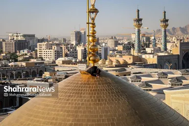 گزارش تصویری | آیین تعویض پرچم گنبد منور رضوی بعد از ۶۳ روز عزای ماه محرم و صفر