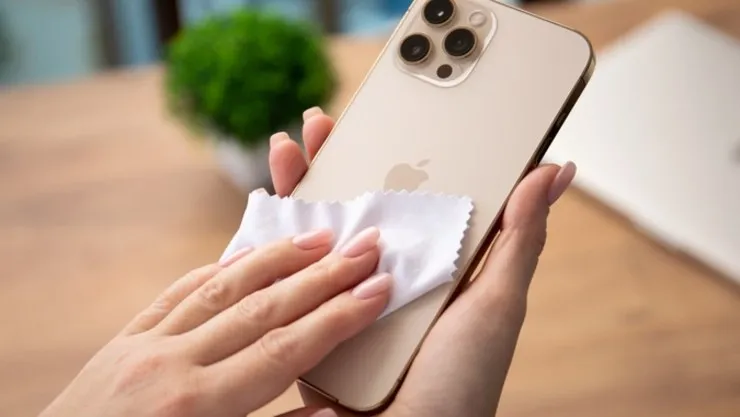 اپل از پارچه‌ای ۱۹دلاری برای تمیز کردن محصولاتش رونمایی کرد