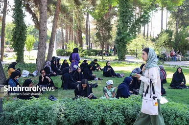 مادران انتظار | عکس‌هایی از مادران کنکوری‌ها پشت درهای بسته