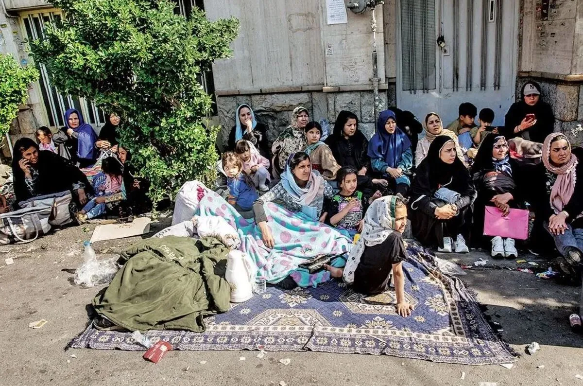 گزارشی از ازدحام افغانستانی‌ها در خیابان پاکستان | مهاجران افغانستانی برای دریافت مدرک شناسایی جدید مجبورند روز‌ها مقابل سفارت در نوبت ب‏مانند
