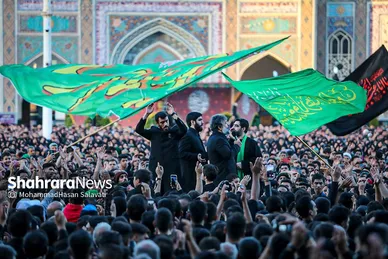 تصاویری از آئین چهارپایه خوانی عصر شهادت امام رضا (ع) در حرم مطهر رضوی