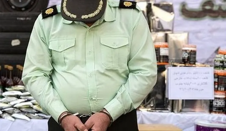 با فروش غیرقانونی لباس و تجهیزات پلیس برخورد می‌کنیم